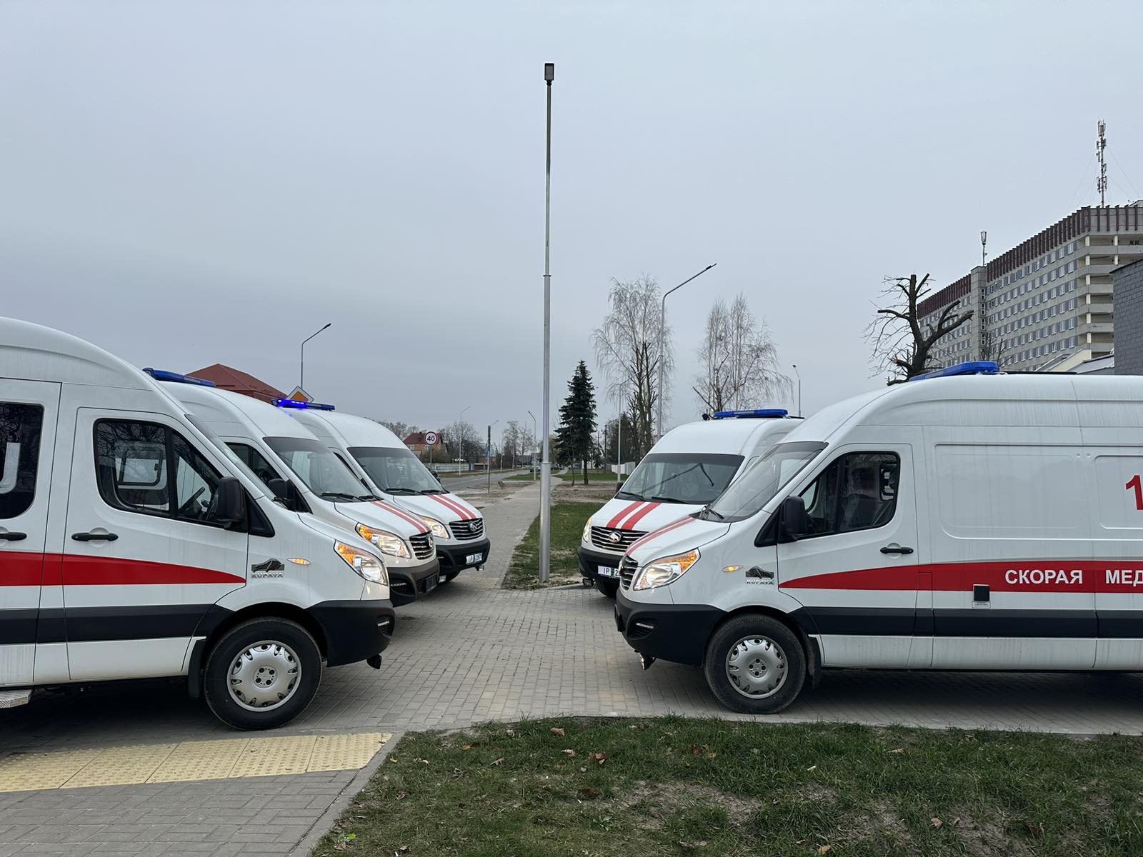 Парк автомобилей скорой медицинской помощи пополнился новыми автомобилями.  – Пинская центральная поликлиника